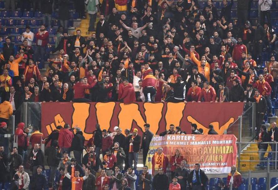 I tifosi turchi (finalmente pacificati) allo stadio (Ansa)